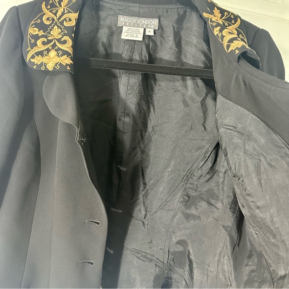 Black small jacket, Unwrinkled fabric, with gold embroidery that looks great - Picture 6 of 14